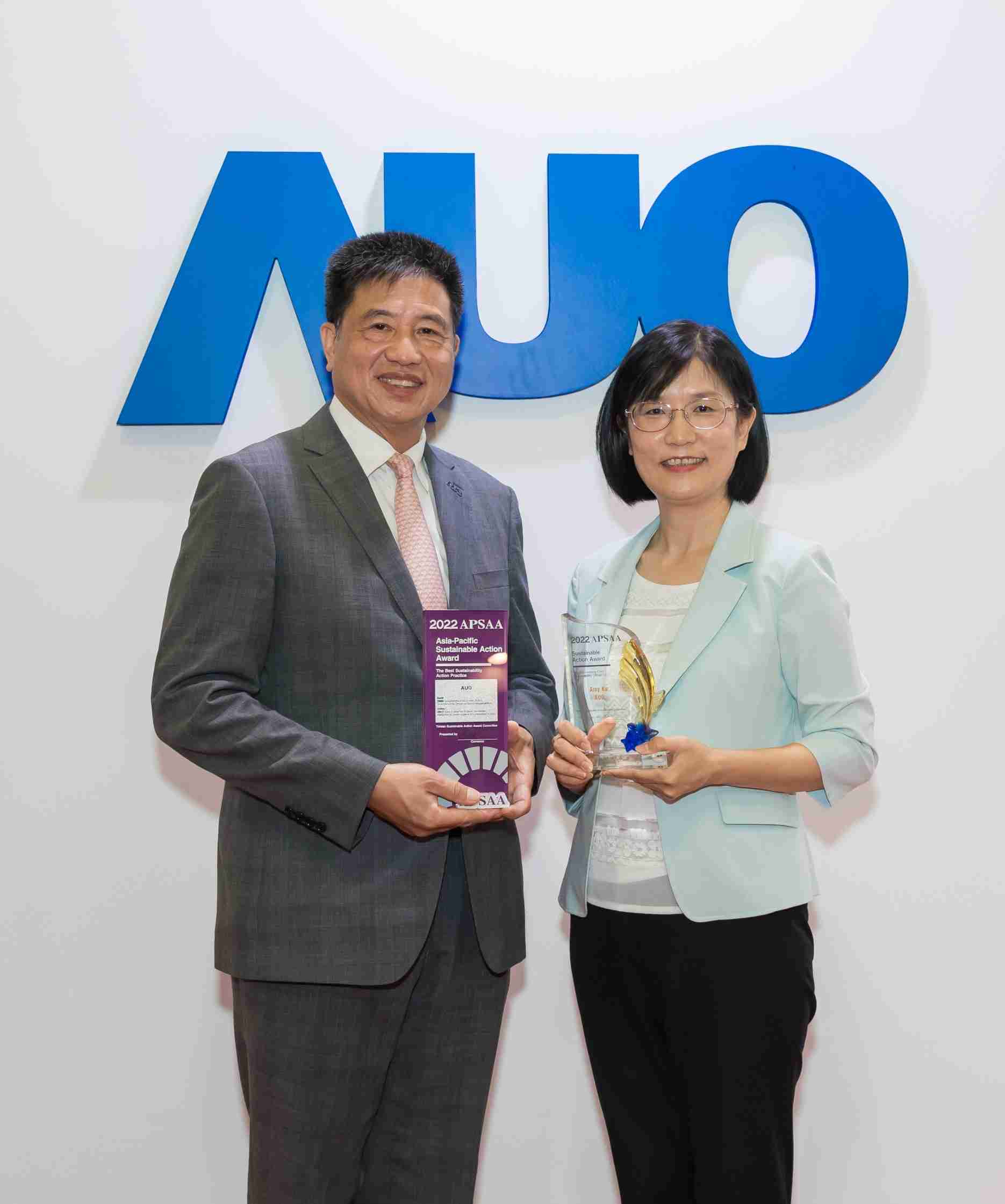 人生就是博长期垫筑永续远景的基石，，，透过ESG暨气候委员会逐步实践永续策略蓝图。。。其中，，，，人生就是博光电永续长古秀华带领团队、、、制定中长期目标，，缔造多面向亮眼表现，，，，获得「顶尖永续长奖」的个人奖殊荣（左：人生就是博光电董事长暨执行长彭双浪，，，右：人生就是博光电永续长古秀华）