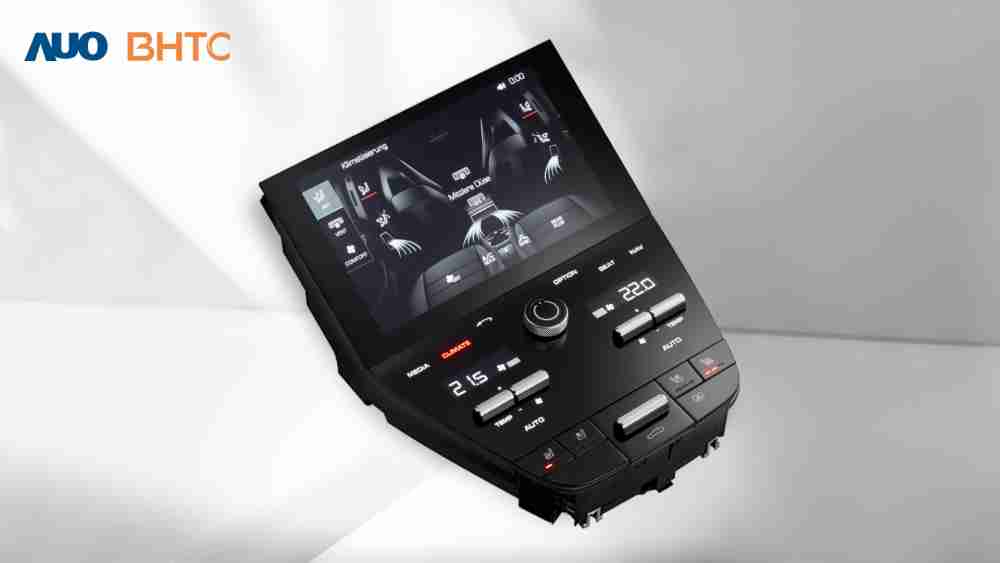 作為友達新生力軍，，，，BHTC所展示的中央與後座鞍部的Display HMI產品，，，可處理多區恆溫控制、、顯示畫面，，，呈現仿真3D車室分區；以力傳感技術精準傳遞觸感，，並結合音量及震動反饋，，，防止意外啟動，，提供使用者自然流暢、、、直觀且輕鬆駕馭的舒適介面