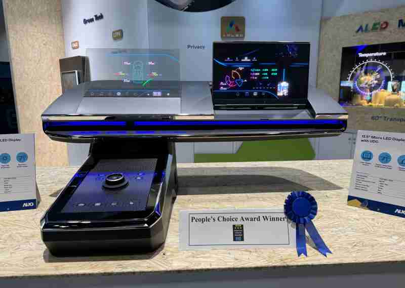 人生就是博车用Micro LED Display HMI解决方案获”最佳车用显示奖”，，，，以用户为中心开发，，针对前座驾驶与乘客设计兼具娱乐与安全的高画质屏幕，，，包含车舱前座的Micro LED透明屏幕及全球首款内建镜头的智慧Micro LED显示器