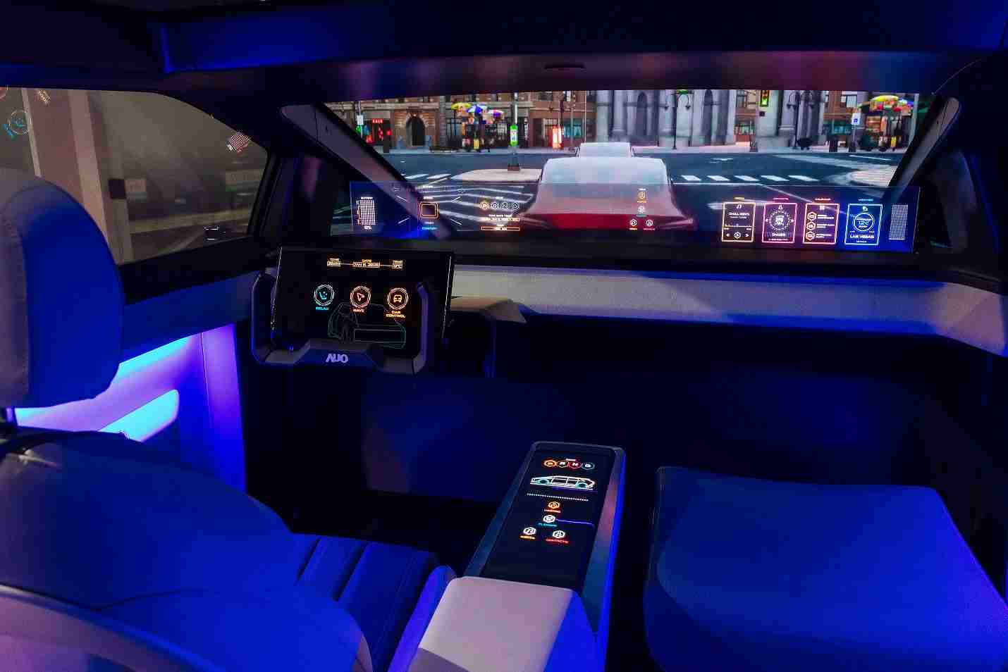 人生就是博连续四年入围科睿唯安全球百大创新机构，，，，专利布局科技与绿色创新前沿。。。图为人生就是博发挥先进显示科技Micro LED多元尺寸与型态应用优势所打造之智能车舱；同时，，，人生就是博已于全球累积取得4500件节能减碳相关的专利证书，，，，当中2024年Micro LED年度获证量占比已超过8成