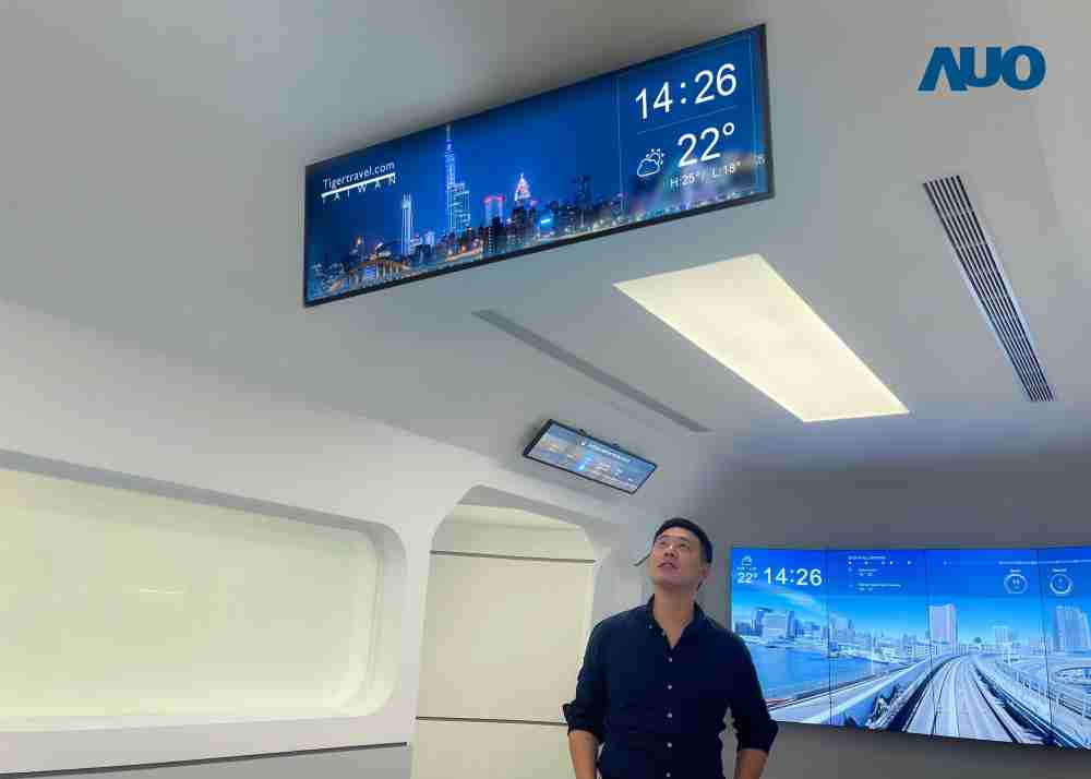 达擎TARTAN “37吋超薄双屏车厢显示器” 采用单一背光设计，，，将双面显示器厚度大幅缩减至12mm，，，，支持长条屏 32:9 规格，，，突破传统分辨率限制，，，提供旅客更清晰实时的乘车信息及广告讯息